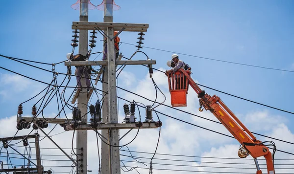 Elektrikçiler Elektrik Direğindeki Yüksek Voltajlı Kabloları Tamir Ediyorlar — Stok fotoğraf