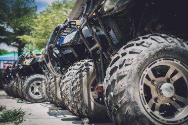 Satır kirli ATVs dörtlü bisiklet görüntüsü.