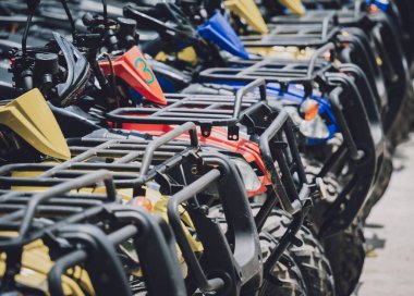 Satır kirli ATVs dörtlü bisiklet görüntüsü.