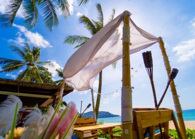 Yüzme havuzları ve hindistan cevizi palmiyeleri olan inanılmaz tropikal cennet plajı..