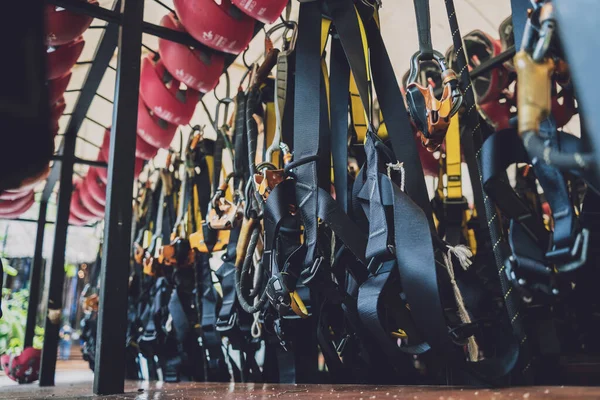 Filas Cuerdas Seguridad Para Escalar Mosquetones Cascos — Foto de Stock