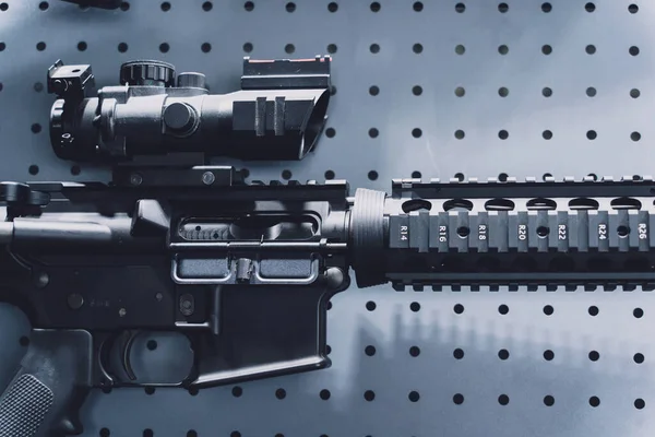 Duvarda tüfek ve tüfek koleksiyonu var..