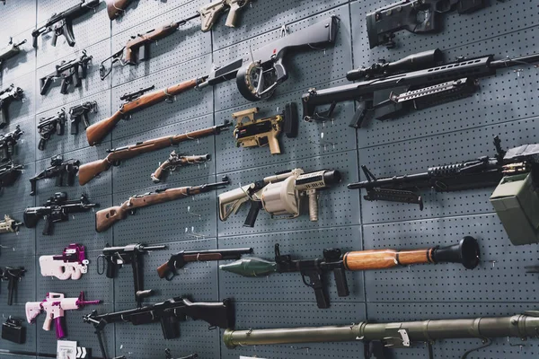 Duvarda tüfek ve tüfek koleksiyonu var..