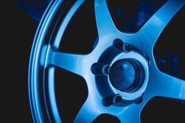 Araba metal diski siyah arkaplanda.