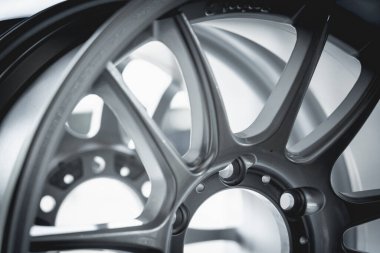 Araba metal diski siyah arkaplanda.