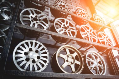 Bir dükkanda sıra sıra metal araba diskleri.