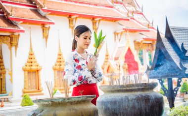 Büyük Budist tapınağındaki güzel Asyalı kız geleneksel kostüm giymiş..