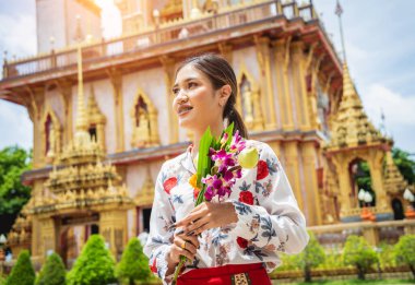 Büyük Budist tapınağındaki güzel Asyalı kız geleneksel kostüm giymiş..