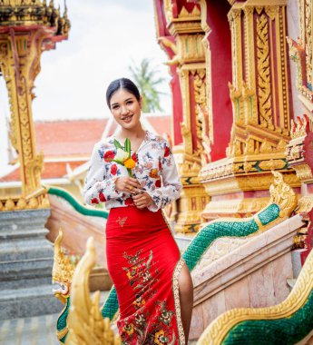 Büyük Budist tapınağındaki güzel Asyalı kız geleneksel kostüm giymiş..