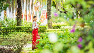 Büyük Budist tapınağındaki güzel Asyalı kız geleneksel kostüm giymiş..