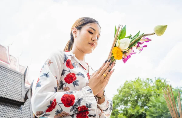 Menina Asiática Bonita Templo Budista Grande Vestida Com Traje Tradicional — Fotografia de Stock