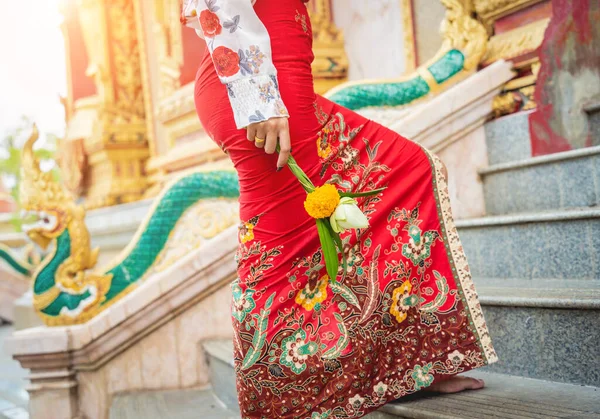 身穿传统服装的大佛寺美丽的亚洲女孩 — 图库照片
