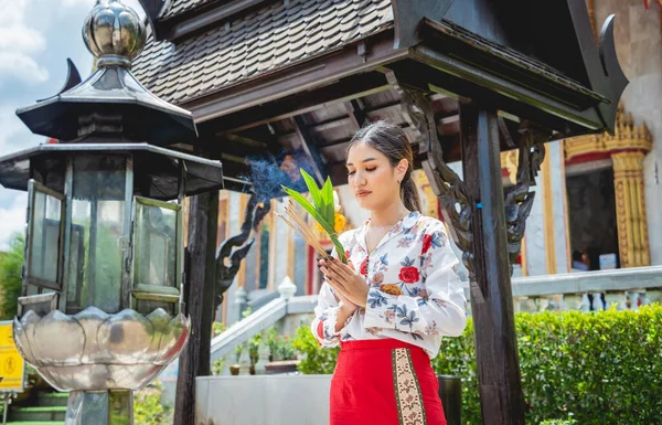 Hermosa Chica Asiática Gran Templo Budista Vestida Con Traje Tradicional — Foto de Stock