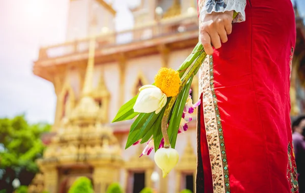 Hermosa Chica Asiática Gran Templo Budista Vestida Con Traje Tradicional — Foto de Stock