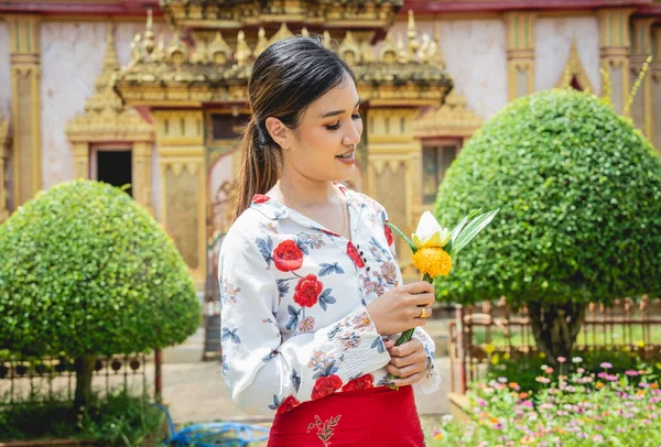 美しいですアジアの女の子で大きな仏教寺院で伝統的な衣装を着て — ストック写真