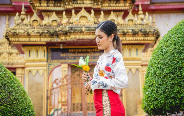 美しいですアジアの女の子で大きな仏教寺院で伝統的な衣装を着て — ストック写真