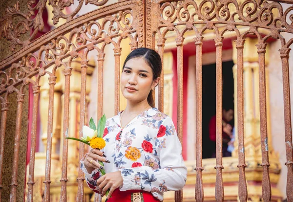 Beautiful Asian Girl Big Buddhist Temple Dressed Traditional Costume — Stock Photo, Image