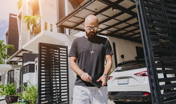 Jovem Empresário Saindo Sua Casa Moderna Com Garagem Carro — Fotografia de Stock