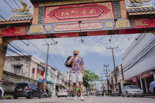 Genç Bir Adam Sırt Çantasıyla Bir Asya Şehrinin Caddesinde Seyahat — Stok fotoğraf