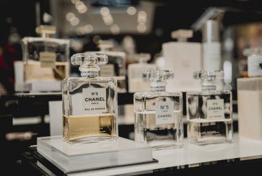 PHUKET, THAILAND - 29 Mayıs 2022: Süpermarket vitrinindeki bir çantada Chanel marka parfümler dizisi.