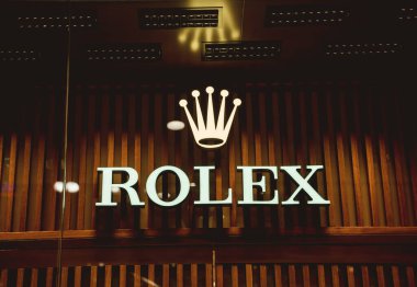 PHUKET, THAILAND - 29 Mayıs 2022: Alışveriş merkezinin vitrininde Rolex marka mağaza logosu.