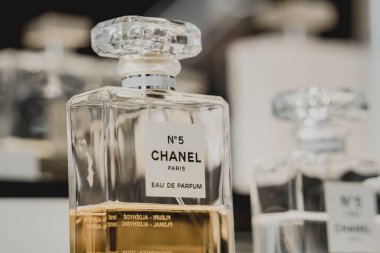 PHUKET, THAILAND - 29 Mayıs 2022: Süpermarket vitrinindeki bir çantada Chanel marka parfümler dizisi.