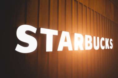 PHUKET, THAILAND - 29 MAYIS 2022: Starbucks Kahve Dükkanı logosu alışveriş merkezinin vitrininde.