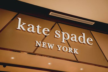 PHUKET, THAILAND - 29 Mayıs 2022: Kate Spade marka perakende satış mağazası logosu alışveriş merkezinin vitrininde.