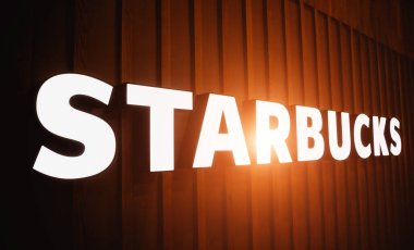 PHUKET, THAILAND - 29 MAYIS 2022: Starbucks Kahve Dükkanı logosu alışveriş merkezinin vitrininde.