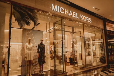 PHUKET, THAILAND - 29 Mayıs 2022: Michael Kors marka perakende satış mağazası logosu alışveriş merkezinin vitrininde.