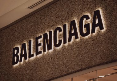 PHUKET, THAILAND - 29 Mayıs 2022: Balenciaga marka perakende satış mağazası logosu alışveriş merkezinin vitrininde.
