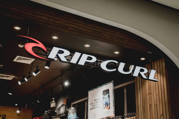 PHUKET, TAILANDIA - 29 DE MAYO DE 2022: Letrero de logotipo de la tienda minorista Rip Curl en el escaparate del centro comercial —  Fotos de Stock