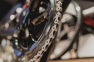 Yeni vites ve dağ bisikleti zincirlerinin fotoğrafı..