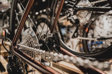 Yeni vites ve dağ bisikleti zincirlerinin fotoğrafı..