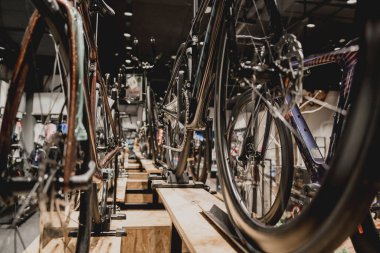 Yeni vites ve dağ bisikleti zincirlerinin fotoğrafı..