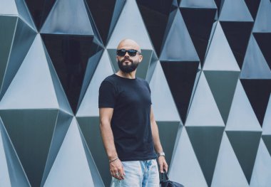 Güzel, karanlık şehir geçmişine sahip bir gencin portresi..