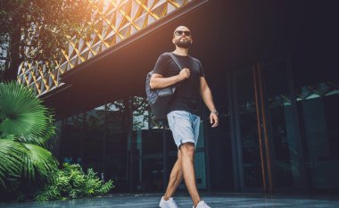 Ormanda yeşil yaprakları olan genç bir adamın portresi..