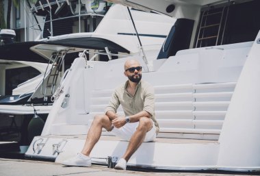 Marinada poz veren bir gencin moda portresi..