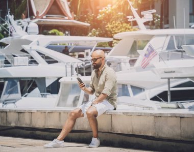 Marinada poz veren bir gencin moda portresi..