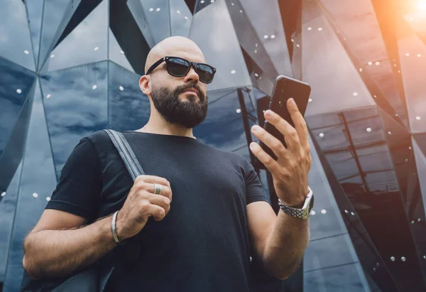 Modadan bir gencin portresi telefonda konuşuyor. Güzel, karanlık şehir arka planında..