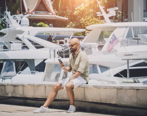 Marinada poz veren bir gencin moda portresi..