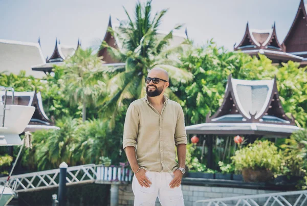 Marinada poz veren bir gencin moda portresi..