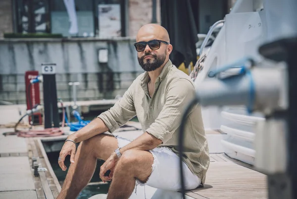 Marinada poz veren bir gencin moda portresi..