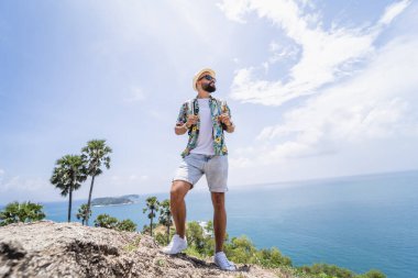 Yaz tatilindeki genç gezgin. Güzel dağları ve arka planda deniz manzaraları var..