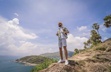 Yaz tatilindeki genç gezgin. Güzel dağları ve arka planda deniz manzaraları var..
