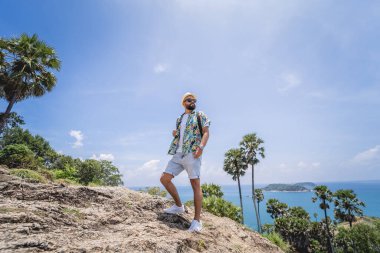 Yaz tatilindeki genç gezgin. Güzel dağları ve arka planda deniz manzaraları var..