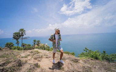 Yaz tatilindeki genç gezgin. Güzel dağları ve arka planda deniz manzaraları var..
