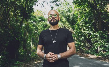 Ormanda güzel bir geçmişi olan moda bir gencin portresi..