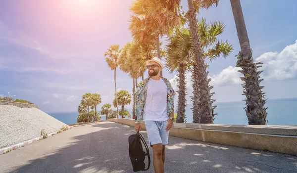 Hombre Viajero Joven Vacaciones Verano Con Hermosas Palmeras Paisajes Marinos —  Fotos de Stock