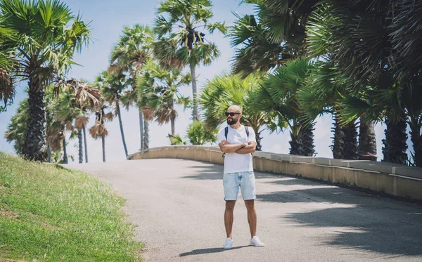 Jovem Viajante Homem Férias Verão Com Belas Palmas Paisagens Marinhas — Fotografia de Stock